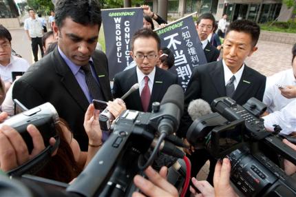 Gehen in Berufung: Junichi Sato (Mitte) und Toru Suzuki (rechts) nach der Urteilsverkündung.