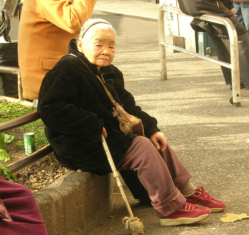 Geniesst ein langes Leben: Eine ältere Dame in Japan.
