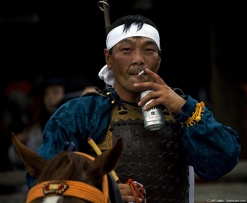 Ausgeraucht, Samurai: Ein Japaner zieht an einem Fest an seiner Zigarette.