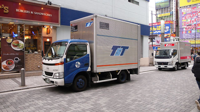 Bald schon ohne Fahrer? Zwei Lastwagen in Tokio.