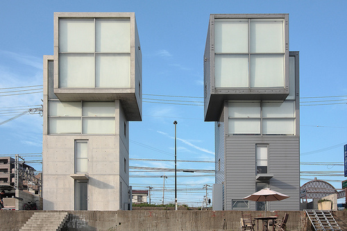 Kreativ gedrängt: Die Zwillingstürme von Tadao Ando bei Kobe.