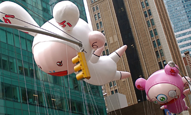 Aufgeblasen schön: Kiki und Kaikai von Takashi Murakami fliegen duch New York.