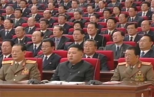 Arbeitet für seine Anerkennung: Kim Jong-un inmitten der Armeeführung.