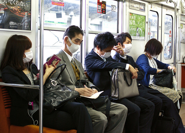 Zum Schutz vor anderen: Pendler mit Hygienemasken in Japan.