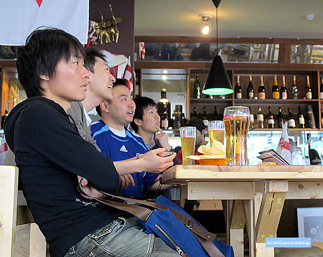 Gespannte Blicke: Japanische Fussball-Fans während der WM.