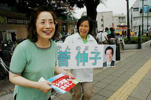 Immer aktiv: Nobuko Kan macht Wahlwerbung für ihren Mann.