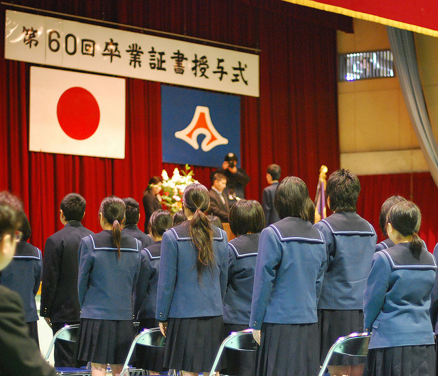 Stehen und singen: Eine Schulzeremonie in Japan.