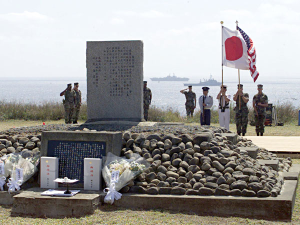 Gegen das Vergessen: Amerikanische und japanische Soldaten gedenken in einer gemeinsamen Zeremonie auf Iwo Jima den Opfern der Schlacht von 1945.