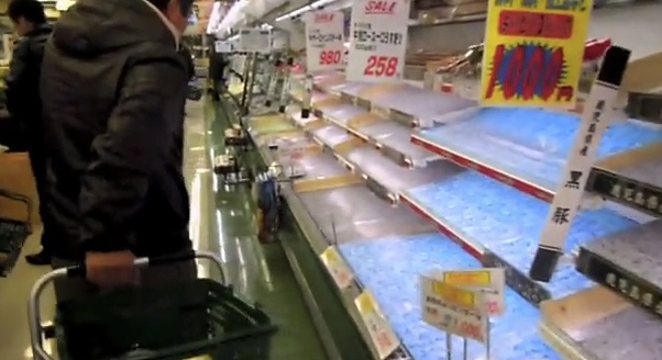 Leere Regale: Ein Supermarkt in Tokio kurz nach dem Erdbeben.