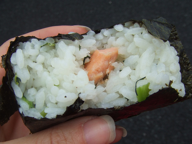 Als Hauptmahlzeit oder für Zwischendurch: Ein Onigiri mit Lachs.