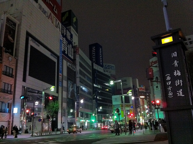 Eine Stadt ohne Lichter: Stromsparmassnahmen in Tokio.