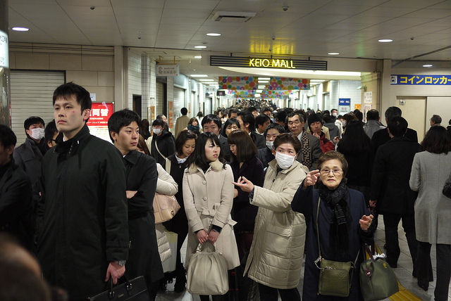 Menschen im Tokioter Bahnhof Shinjuku nach dem Beben vom 11. März.