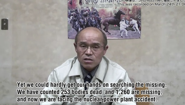 Bürgermeister Katsunobu Sakurai erklärt die Lage.