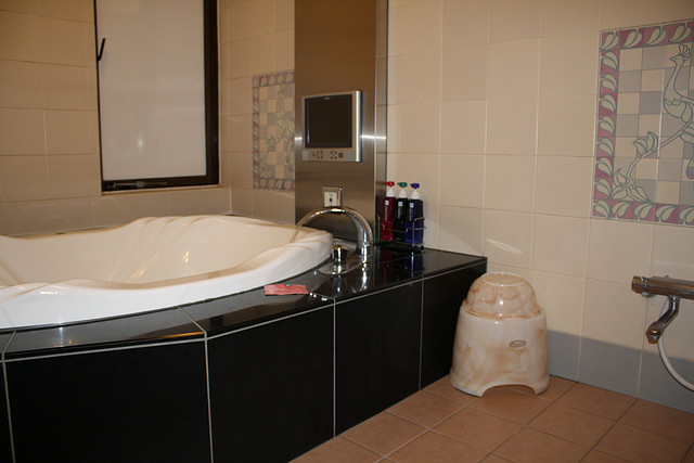 Geräumige Ruhe: Ein Bad in einem Lovehotel in Japan.