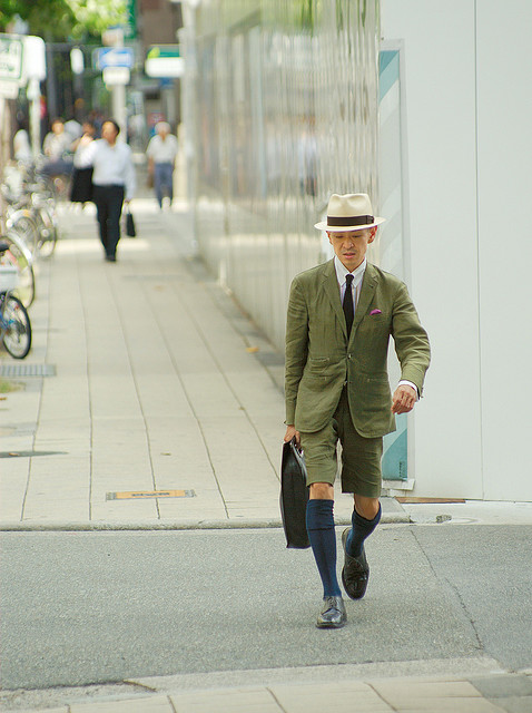Der Trendsetter: Ein modischer Geschäftsmann in Japan.