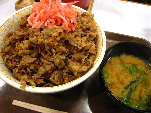 Ein klassisches Gyudon-Gericht von Sukiya.