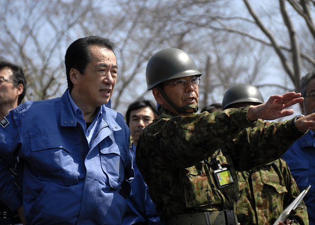 Premier Naoto Kan mit einem Armeeangehörigen in Ishinomaki.