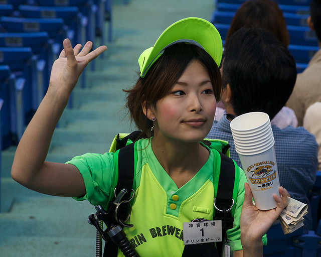 Ein Bierverkäuferin in einem Baseballstadion.