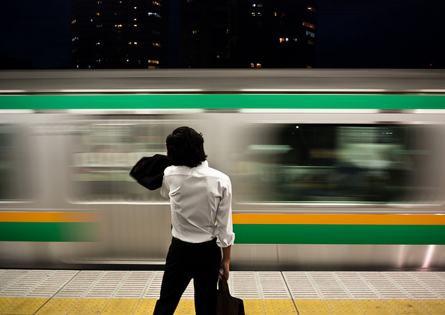 Wenn der Zug vorbeifährt: Ein Salaryman in Tokio.