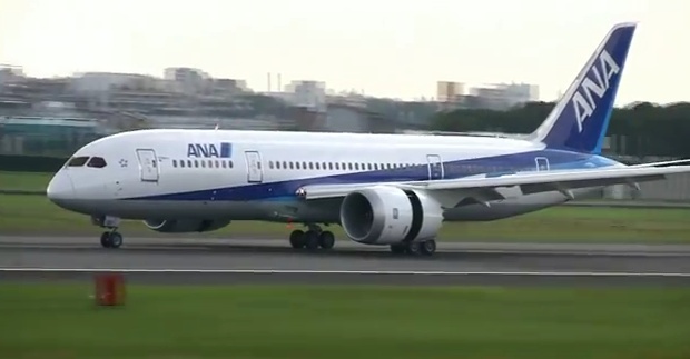 Der erste Dreamliner von ANA landet zu Testzwecken auf dem Itami-Flughafen in Osaka.