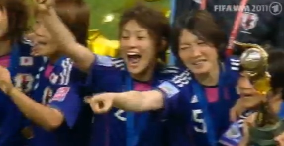 Den Pokal in Händen: Die Japanerinnen sind Weltmeisterinnen.