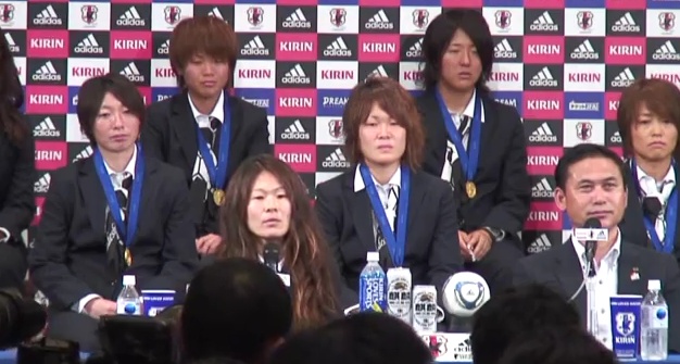 Die WM-Spielerinnen an der Pressekonferenz in Tokio.