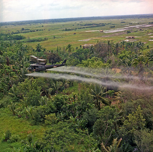 Ein US-Militärhelikopter versprüht Agent Orange beim Mekong-Delta im Juli 1969.