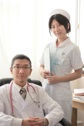 «Doktor» Kitamura und seine Assistentin.