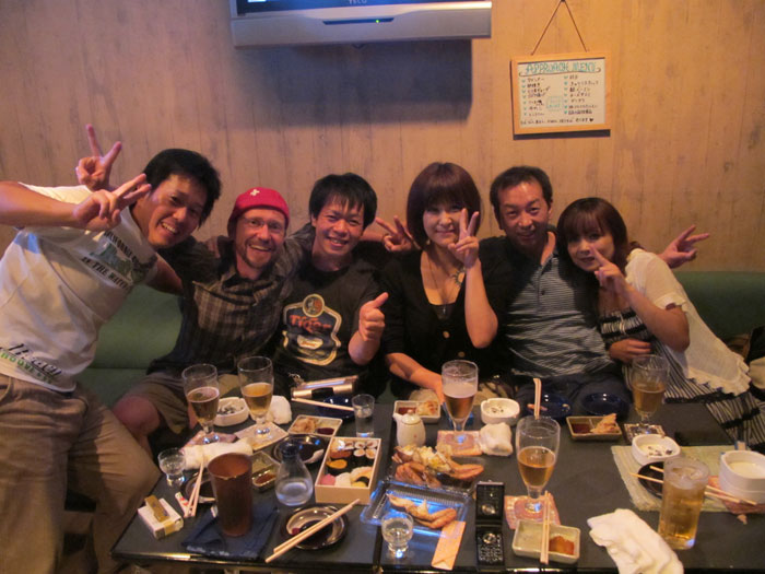 Mit Takuya (ganz links) und seinen Freunden.