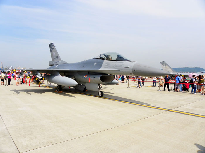 F-16 auf Songshan Militärflughafen in Taipeh