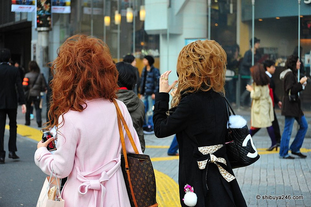 Zwei modische Tokioterinnen bei der ehemaligen Main Street von Shibuya.