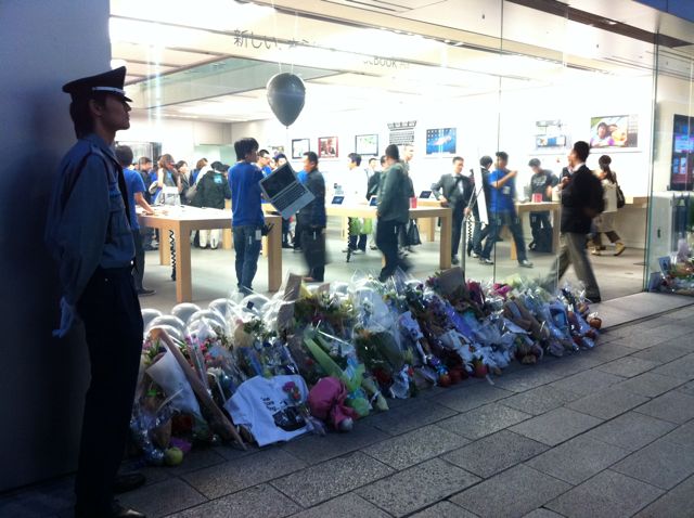 Blumen vor dem Apple Store in Ginza.
