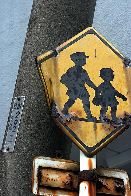 Achtung Kinder: Ein Verkehrsschild in Japan.