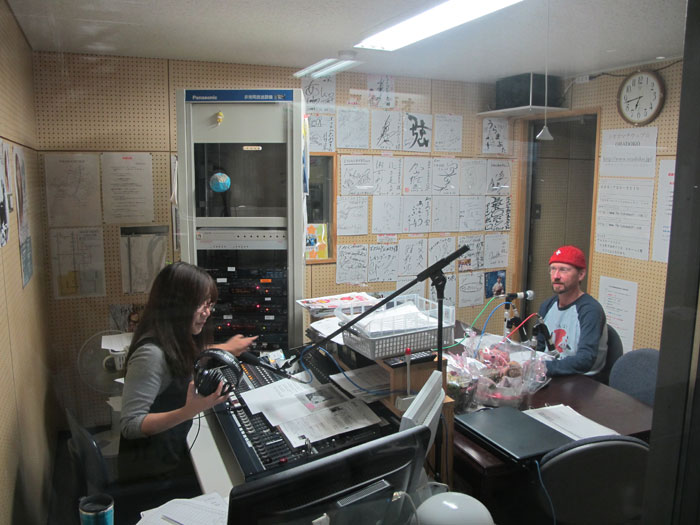 Im Radiostudio von FM Tokamachi.