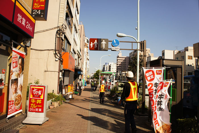Es bleibt eng: Eine Gehsteig mit Fahrrad- und Fussgängerspur im Tokioter Bezirk Sumida.