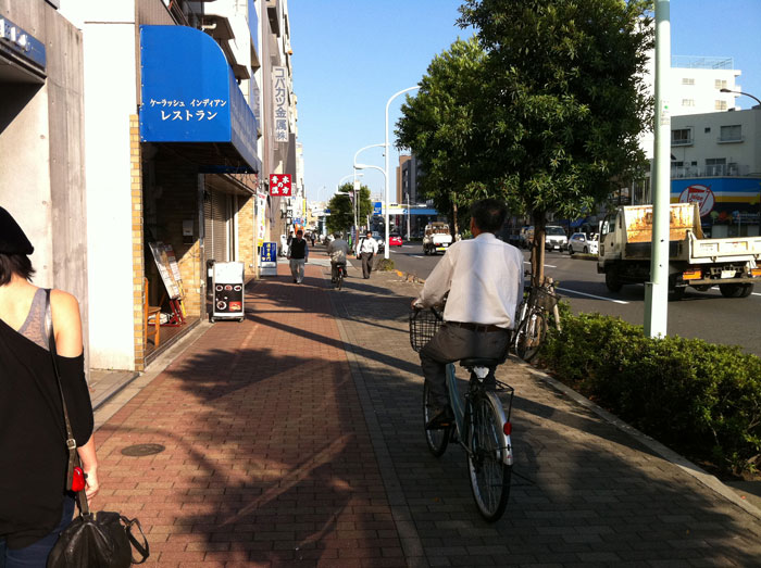 Farblich getrennt: Ein Fussgänger- und ein Fahrradweg im Tokioter Bezirk Sumida.
