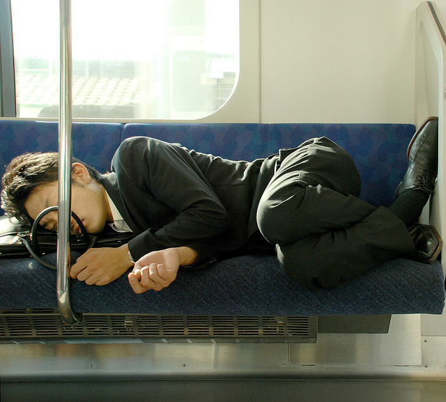 Nur nicht im Bett schlafen: Ein Salaryman in Tokio.