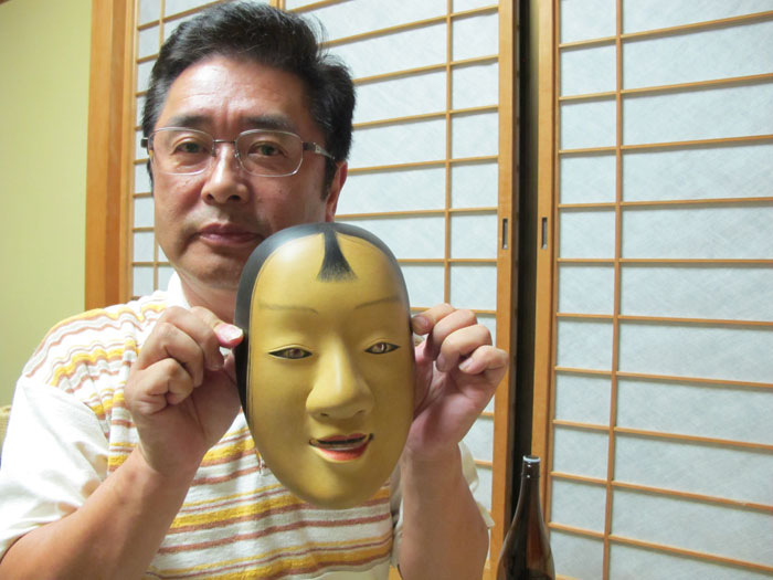 Herr Hayashi mit einem seiner Kunstwerke.