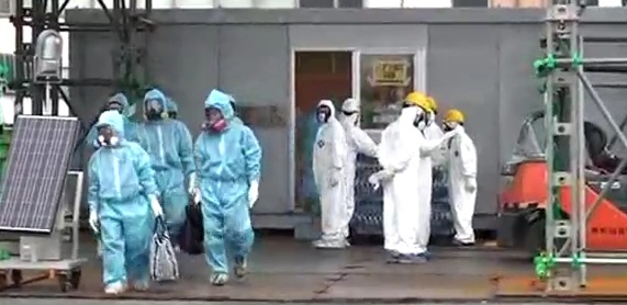 Rettungsarbeiter auf dem Gelände des AKW Fukushima I.