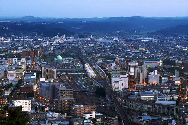 Die Lichter der Grossstadt: Eine Sicht auf Fukushima City.