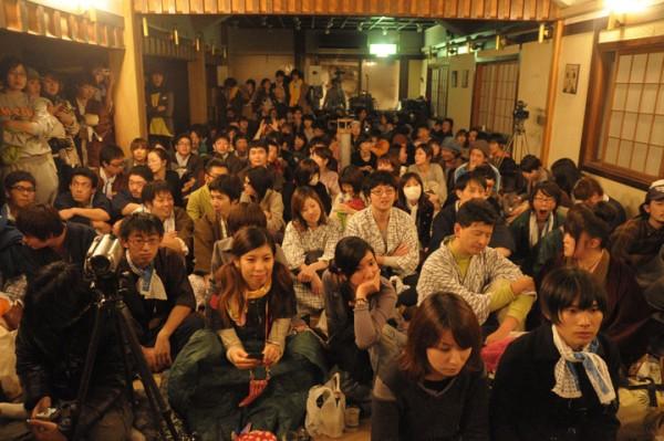 Musik in einer anderen Atmosphäre: Das Publikum an einer Veranstaltung von Onsen Ongaku.