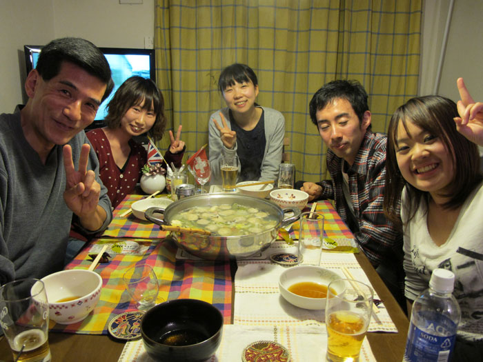 In geselliger Runde: Herr Tagaki (2. Person von rechts) und Freunde.