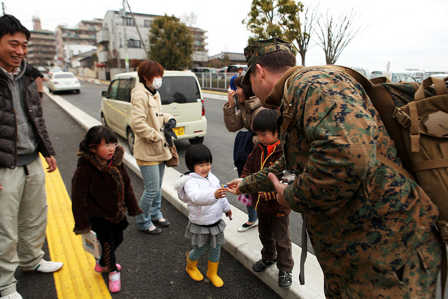 Erste Hilfe: Ein US-Soldat im Tsunami-Gebiet am 21. März 2011.
