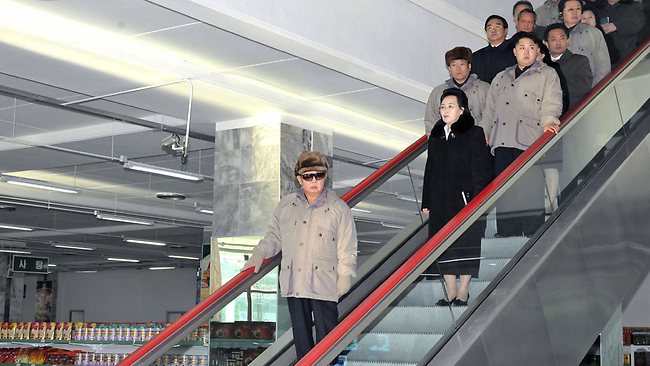 Eine letzte Fahrt: Kim Jong-il (vorne) im Supermarkt.