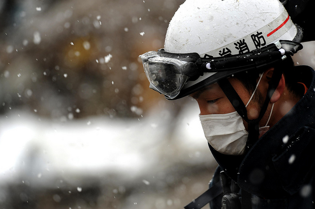 Ein japanischer Feuerwehrmann kurz nach der Tsunamikatastrophe.
