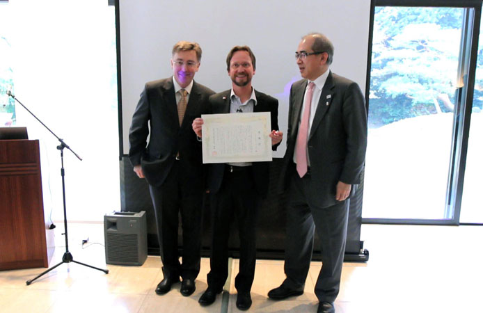 Ein Foto für die Medien: Der Schweizer Botschafter Urs Bucher, Thomas Köhler und Hiroshi Mizohata.
