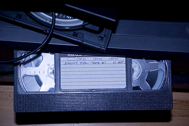 Ein Relikt vergangener Tage: Eine VHS-Kassette und ein Rekorder.