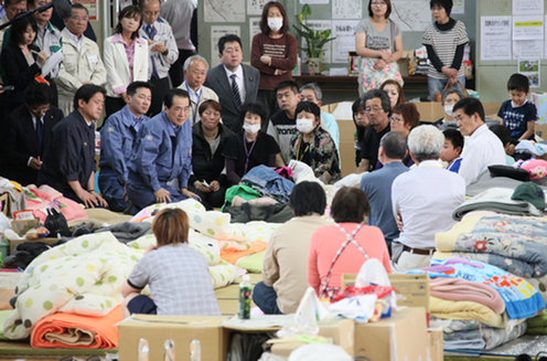 Der damalige Premier Naoto Kan besucht im April 2011 die Bewohner der Notunterkunft in Kazo.