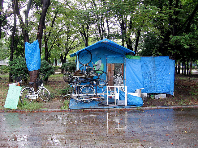 Die Bleibe eines Obdachlosen in einem öffentlichen Park in Japan.