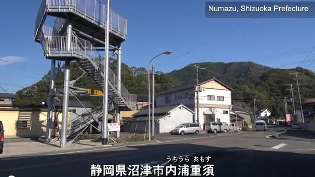 Dieser Turm in der Stadt Numazu, Präfektur Shizuoka, bietet Schutz gegen Wellen von bis 10 Metern Höhe.